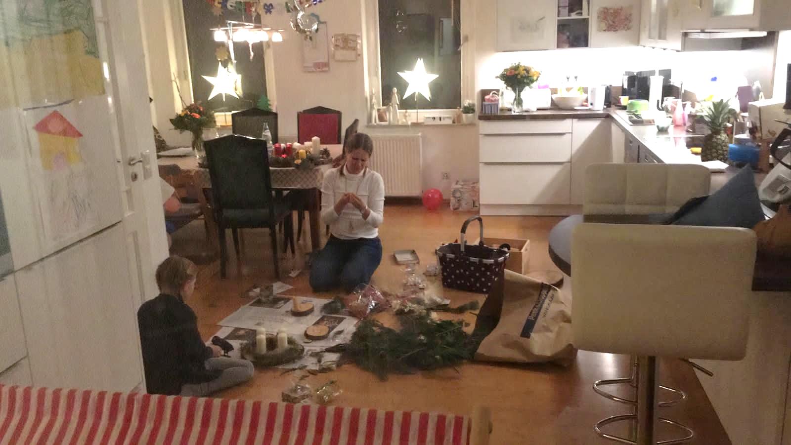 Eine Mutter bastelt mit ihrer achtjährigen Tochter Adventsgestecke (Quelle: privat)